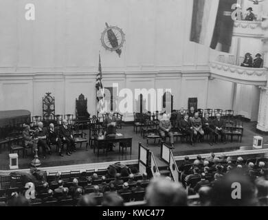 Vice-président Calvin Coolidge à une réunion du Comité du budget. Il est apparu à la place de l'absence du président Harding, dont la santé était en baisse en 1923. Les membres du gouvernement et les commandants militaires sont aussi sur scène. (BSLOC   2015 15 114) Banque D'Images