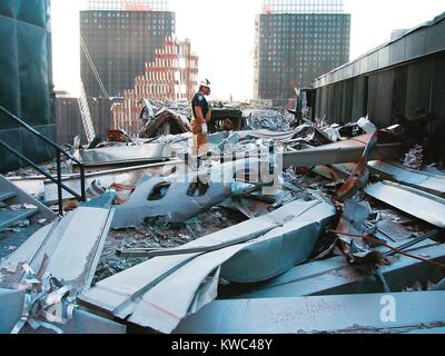 Une partie du fuselage du vol 175 de United Airlines sur le toit du WTC 5, le 25 octobre 2001. C'était de l'avion qui s'est écrasé sur la Tour Sud, WTC 2. World Trade Center, New York City, après des attaques terroristes du 11 septembre 2001. (BSLOC 2015 2 120) Banque D'Images