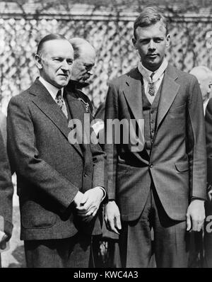 Le President Calvin Coolidge Avec Medaille De L Honneur Du Recipiendaire Charles Lindbergh Lire La Citation