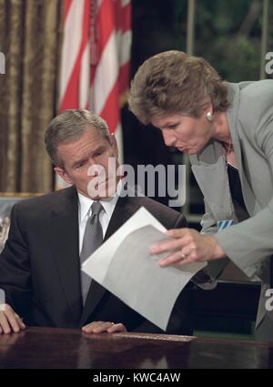 Le Président George Bush Commentaires note avec Karen Hughes, avant de parler du Bureau ovale. Il a parlé de 12 heures après les attaques terroristes du 11 septembre sur New York et Washington, D.C. 11 septembre 2001. (BSLOC 2015 2 139) Banque D'Images