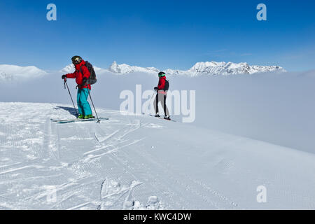 Les skieurs au-dessus des nuages, Livigno, Italie Banque D'Images