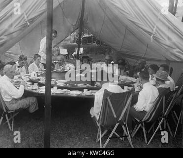 Le président Warren Harding a déjeuner dans une tente, avec Thomas Edison et Henry Ford (à droite). Smith a rejoint les industriels à leur camping dans le Maryland le 19 juillet 1921 (BSLOC   2015 15 32) Banque D'Images