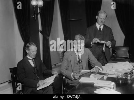 Le président Harding secrétaire et conseiller politique George Christian à la Maison Blanche, le soir des élections, 1922. Christian (centre) a été le plus près de Harding et conseiller de confidente. Peu après la mort de Harding, Christian et la Première Dame Florence Harding certains documents officiels des morts le président pour la gravure. (BSLOC   2015 15 54) Banque D'Images