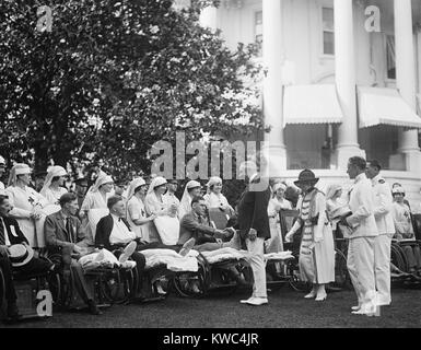 Le président Warren Harding et la Première Dame avec les anciens combattants à White House garden party, le 7 juin 1922. (BSLOC   2015 15 62) Banque D'Images