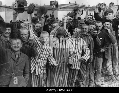 Les prisonniers de Dachau et applaudir la septième vague US Army libérateurs de derrière une barrière de barbelé. 29 avril 1945, la Première Guerre mondiale (BSLOC 2  2015 13 19) Banque D'Images