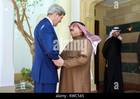 Le Roi Hamad de Bahreïn avec Kerry Secrétaire à la Conférence sur le développement de l'Égypte. Charm el-Cheikh, en Egypte, le 14 mars 2015. (BSLOC   2015 13 291) Banque D'Images