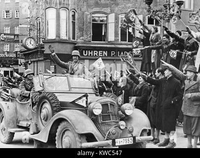 Soldat allemand en agitant à la foule lors d'Hitler viennois entrée triomphante à Vienne, Autriche. Le 15 mars 1938. (BSLOC   2015 13 30) Banque D'Images