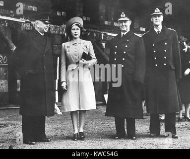 La princesse Elizabeth lance le plus puissant cuirassé, déc. 1944. Pour la première fois, le 18-year-old Princess a présidé une importante occasion sans l'autre de ses parents. L-R : A. B. Alexander, premier lord de l'amirauté, la princesse Elizabeth, Adm. Sir Andrew Cunningham ; et Vice-Adm. Sir Frederick Walker. World War 2 (BSLOC   2015 13 38) Banque D'Images