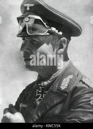 Le maréchal Erwin Rommel en Afrique du Nord, janvier 1942. Il porte sa Croix de Chevalier de la Croix de fer avec feuilles de chêne et glaives. World War 2 (BSLOC   2015 13 64) Banque D'Images