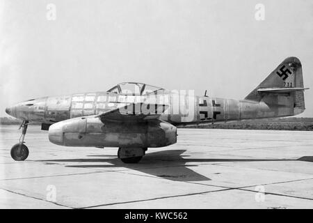 L'allemand Messerschmitt 262 avion à réaction en possession de l'US Air Force après la Seconde Guerre mondiale 2. Vue de côté. 1945. (BSLOC   2015 13 73) Banque D'Images