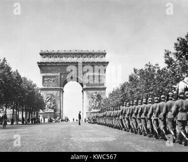 Les troupes allemandes marchant près de Arc de Triomphe, pendant l'occupation nazie de Paris. L'été 1940, la Seconde Guerre mondiale (BSLOC 2  2015 13 79) Banque D'Images