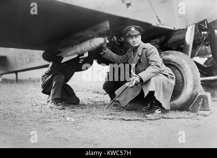 Le Brigadier Général Billy Mitchell et un autre homme, en joignant une bombe sous aile d'avion. Ca. 1925. Il a plaidé pour l'aviation militaire et de l'autre n'avait prévu la vulnérabilité des navires pour des bombardements aériens. Sa ferveur a donné lieu à un conseil de guerre pour insubordination et sa démission. (BSLOC   2015 14 111) Banque D'Images