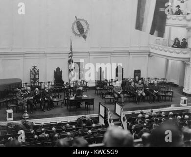 Vice-président Calvin Coolidge à une réunion du Comité du budget. Il est apparu à la place de l'absence du président Harding, dont la santé était en baisse en 1923. Les membres du gouvernement et les commandants militaires sont aussi sur scène. (BSLOC   2015 15 114) Banque D'Images