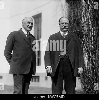 Le président Warren Harding et ancien président Howard Taft à la Maison Blanche. Le 30 juin 1921, à la suite du décès de M. le Juge en Chef Edward Douglass White, Président Warren G. Harding nommé Taft pour prendre ses fonctions le 30 juin 1921. C'était le travail Taft avait désiré. (BSLOC   2015 15 28) Banque D'Images