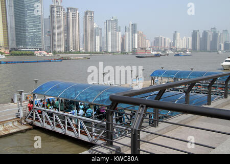 Les gens attendent sur la jetée sur le fleuve Huangpu à Shanghai, Chine Banque D'Images