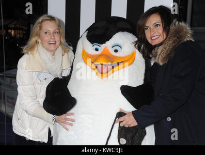 NEW YORK, NY - 16 novembre : Ali Wentworth, assiste à l'Otherspace "pingouins de Madagascar" New York Première Mondiale au Village d'hiver au Bryant Park Patinoire le 16 novembre 2014 à New York. People : Ali Wentworth, Mariska Hargitay Banque D'Images