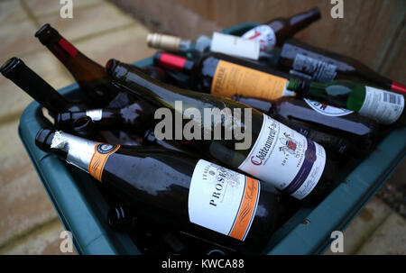 Des bouteilles vides d'alcool se trouvent dans une boîte de recyclage après la période de Noël. Banque D'Images