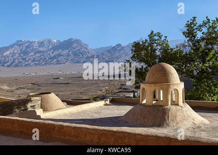 Bâtiment zoroastrienne sur l'arrière-plan d'une crête de montagne, près de la ville de Yazd en Iran. Banque D'Images