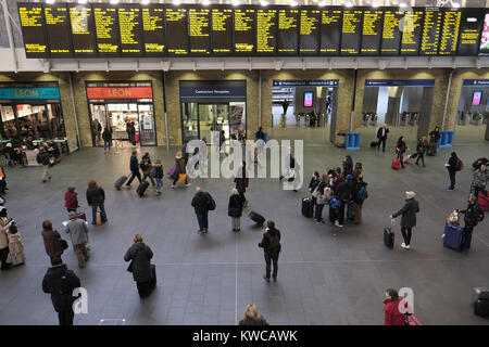 Les voyageurs à la gare de Kings Cross à Londres, le transport ferroviaire des passagers voyageant sur le premier jour de travail de 2018 sont frappés avec la plus grande hausse de tarif en cinq ans. Banque D'Images
