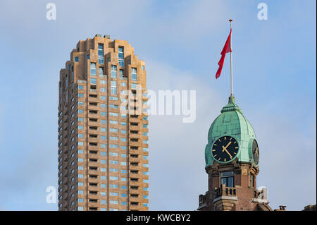 Rotterdam, Pays-Bas - Dec 18, 2017 : tour de l'horloge sur l'hôtel de New York avec un bâtiment moderne à l'arrière-plan Banque D'Images