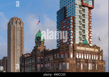 Rotterdam, Pays-Bas - Dec 18, 2017 : façade de l'Hôtel New York à Rotterdam avec des bâtiments en arrière-plan. Banque D'Images