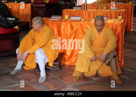 Deux moines assis à l'intérieur de temple bouddhiste à Quanzhou, Chine Banque D'Images