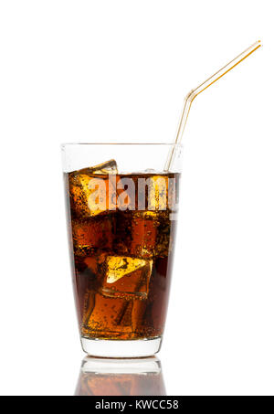 Verre de coca avec des cubes de glace et de paille isolé sur fond blanc Banque D'Images