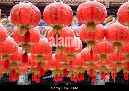 Beaucoup de lampes chinois rouge près du toit du temple, Chine Banque D'Images