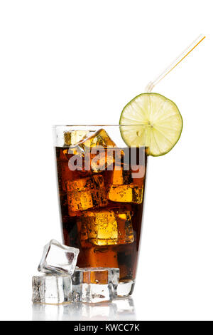 Verre de coca avec des cubes de glace, de chaux et de paille isolé sur fond blanc Banque D'Images