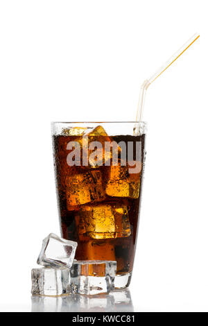 Verre de cola humide avec des cubes de glace et de paille isolé sur fond blanc Banque D'Images