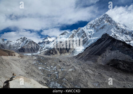 Himalaya, Népal, 6 Nov 2017 - Le tourisme trekking au parc Sagarmatha en chemin vers le mont Everest camp de base Banque D'Images