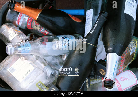 Des bouteilles vides d'alcool se trouvent dans une boîte de recyclage après la période de Noël. Banque D'Images