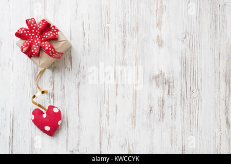 Amour coeur et boîte-cadeau sur fond de table en bois Banque D'Images