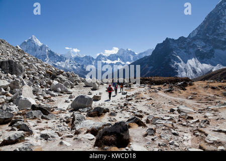 Himalaya, Népal, 5 Nov 2017 - Le tourisme trekking au parc Sagarmatha sur le chemin de la base de l'Everest Banque D'Images
