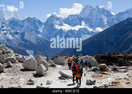 Himalaya, Népal, 5 Nov 2017 - Le tourisme trekking au parc Sagarmatha sur le chemin de la base de l'Everest Banque D'Images