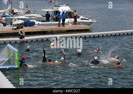 Le water-polo se joue sur le port de Cape Town, Western Cape, Afrique du Sud, décembre 2017. Banque D'Images