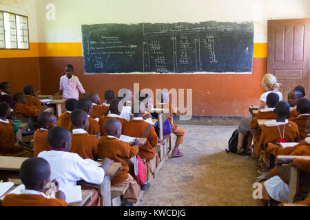 Les enfants en uniforme à l'école primaire classe listetning à l'enseignant en zone rurale près d'Arusha, Tanzanie, Afrique. Banque D'Images