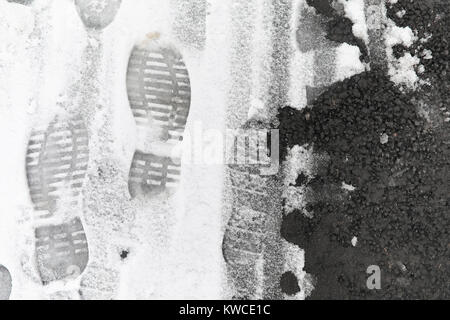 Des traces de pas dans la neige. Empreintes sur la première neige. Mentions légales de chaussures et les empreintes d'animaux et d'oiseaux sur la neige. Banque D'Images