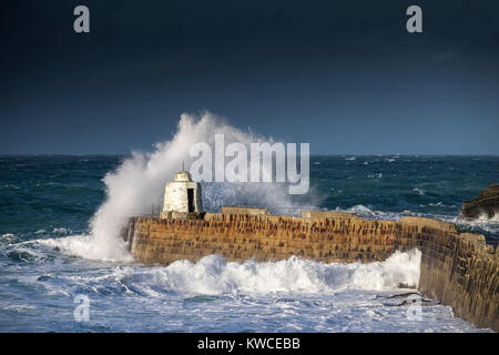 UK - coups de vent au volant d'énormes vagues sur la jetée de Portreath Harbour à Cornwall. Banque D'Images