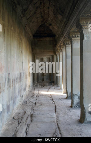 Couloir à Angkor Wat, au Cambodge Banque D'Images