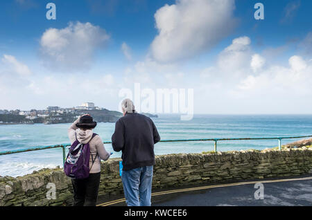 Deux personnes avec vue sur la mer à Newquay Cornwall. Banque D'Images