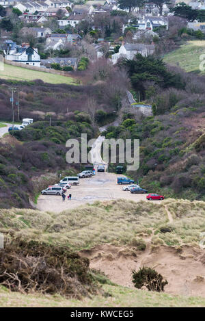 La route du village de Crantock au parking sur la plage de Crantock Newquay Cornwall. Banque D'Images