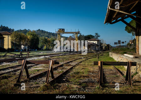 Volterra, Pise, Italie - 1 novembre 2017 : les randonneurs partent de la Saline pour Volterra collines avec vue panoramique sur l'ancienne voie ferrée Banque D'Images