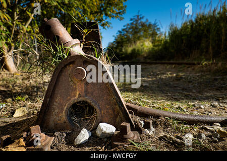Volterra, Pise, Italie - 1 novembre 2017 : les randonneurs partent de la Saline pour Volterra collines avec vue panoramique sur l'ancienne voie ferrée Banque D'Images
