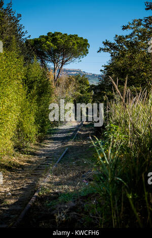 Volterra, Pise, Italie - 1 novembre 2017 : les randonneurs partent de la Saline pour Volterra collines avec vue panoramique sur l'ancienne voie ferrée Banque D'Images