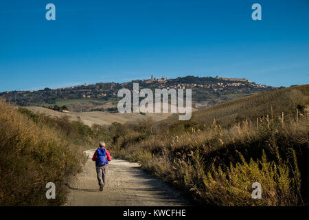 Volterra, Pise, Italie - 1 novembre 2017 : les randonneurs partent de la Saline pour Volterra collines avec vue panoramique sur l'ancienne voie ferrée Banque D'Images
