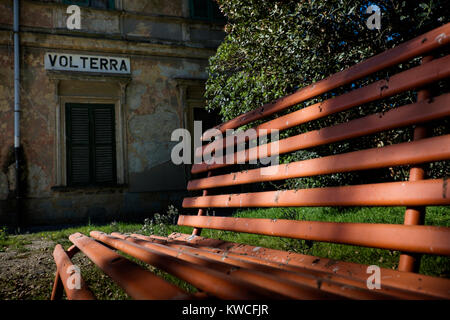 Volterra, Pise, Italie - 1 novembre 2017 : les randonneurs partent de la Saline pour Volterra collines avec vue panoramique sur l'ancienne voie ferrée Banque D'Images
