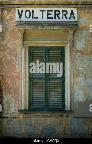 Volterra, Pise, Italie - 1 novembre 2017 : les randonneurs partent de la Saline pour Volterra collines avec vue panoramique sur l'ancienne voie ferrée Banque D'Images