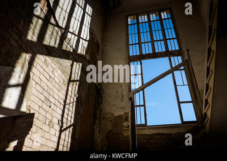 Volterra, Pise, Italie - 1 novembre 2017 : les randonneurs partent de la Saline pour Volterra collines avec vue panoramique sur l'ancienne voie ferrée Banque D'Images
