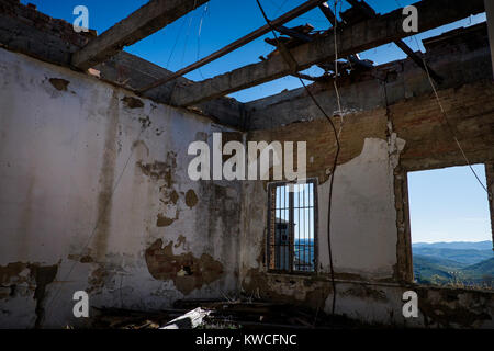 Volterra, Pise, Italie - 1 novembre 2017 : les randonneurs partent de la Saline pour Volterra collines avec vue panoramique sur l'ancienne voie ferrée Banque D'Images